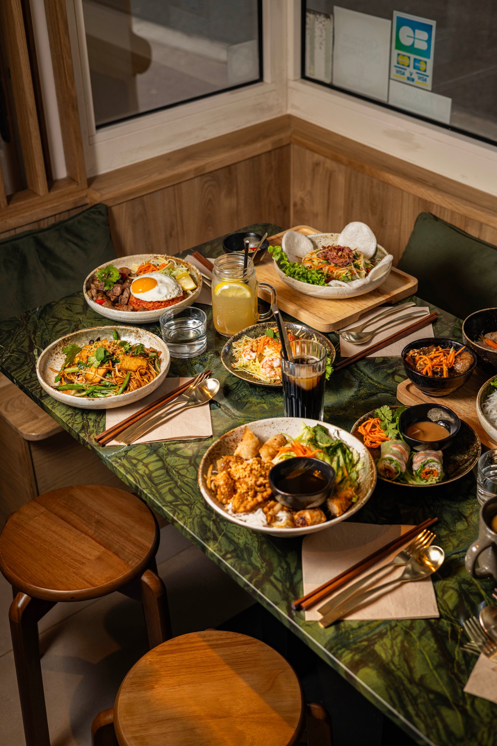 Table en bois avec plats vietnamiens